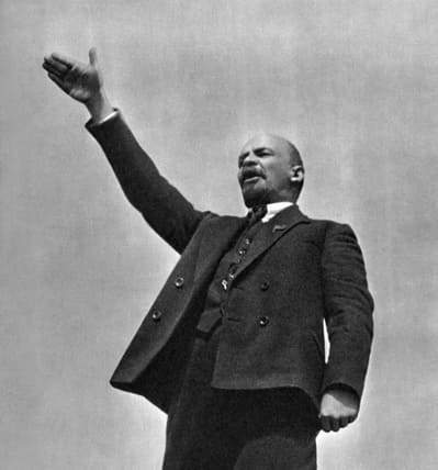Ленин с вытянутой рукой