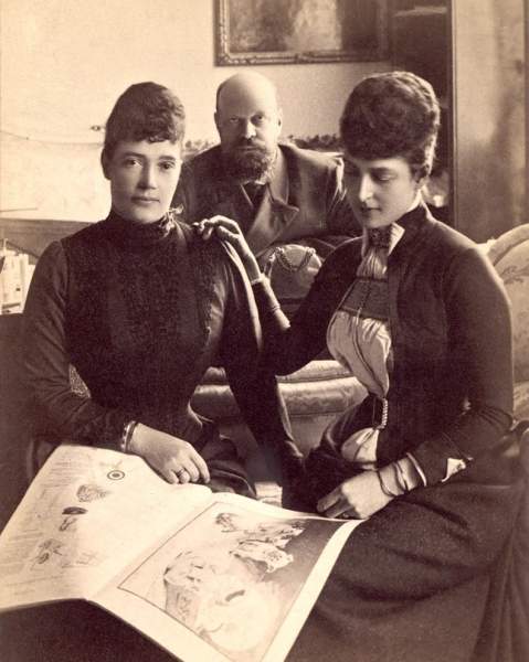Императрица Мария Федоровна со своей сестрой Александрой и своим супругом российским императором Александром III, 1880-е