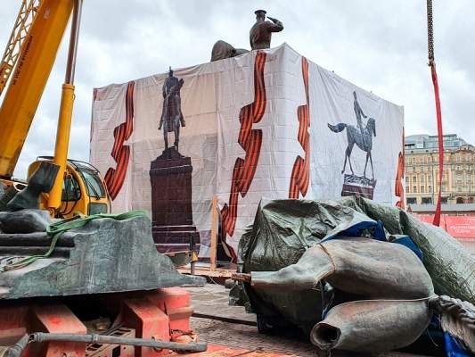 В Москве на Манежной кто-то поменял памятник маршалу Жукову