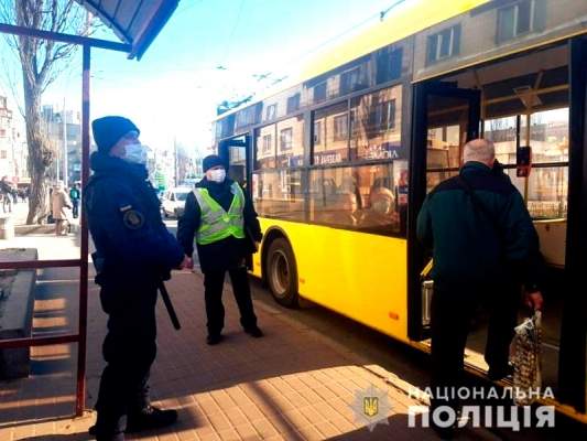 В Киеве вводится проезд в общественном транспорте только по спецпропускам