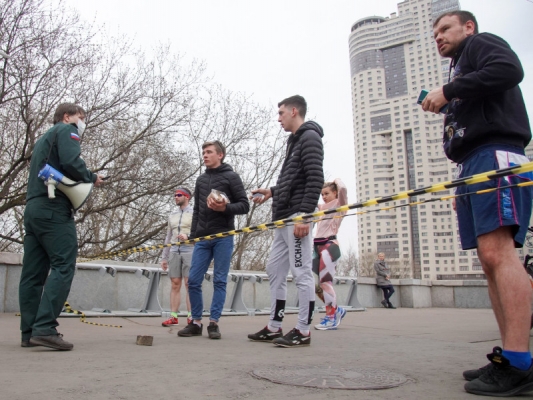 Москвичам запретили пробежки и занятия на спортивных площадках