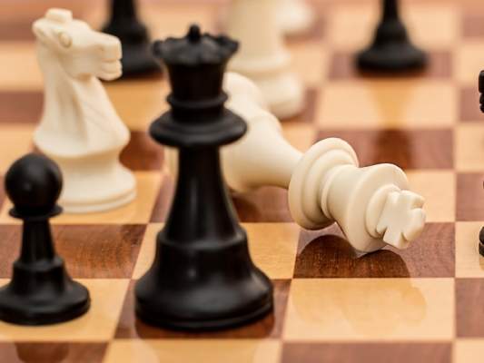 Шахматный турнир претендентов в Екатеринбурге остановлен из-за коронавируса