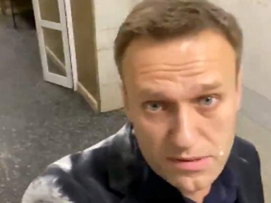 В Москве Алексея Навального обсыпали мукой и облили молоком