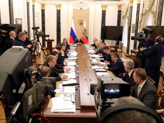 Путин  обсудил с кабмином вопросы противодействия коронавирусу