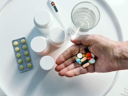 Минздрав РФ опубликовал список возможных лекарств для лечения COVID-19. Хоронить рекомендовано в закрытых гробах