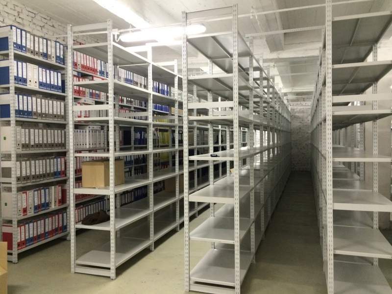 Металлические сборные стеллажи выручат и на складе, и в архиве!