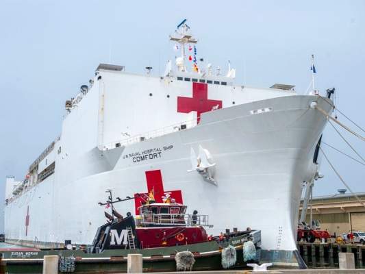 Плавучий госпиталь ВМС США USNS Comfort прибывает в Нью-Йорк, где каждые 9,5 минут умирает один зараженный коронавирусом (ВИДЕО)