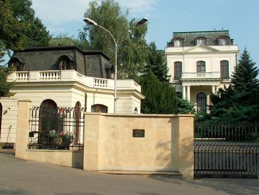 Российское посольство на площади Бориса Немцова в Праге нашло способ игнорировать свой новый адрес