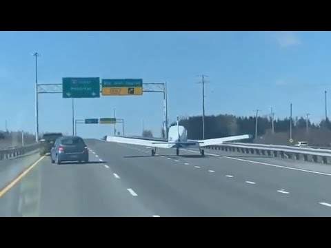 Аварийная посадка самолета на оживленном шоссе