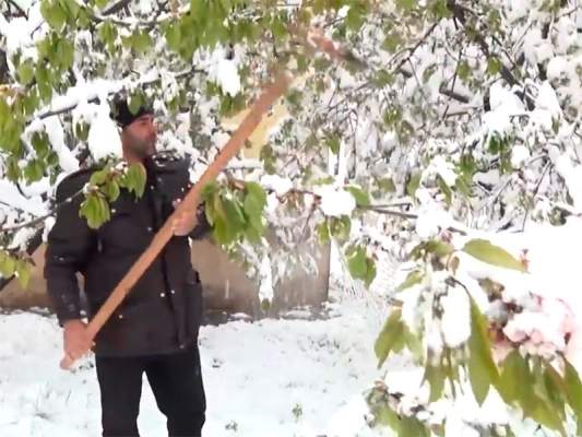 Таджикистан засыпало снегом: такого не было даже зимой (ВИДЕО)