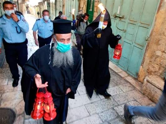 Церемония освящения благодатного огня в Иерусалиме впервые за 10 веков прошла без паломников (ВИДЕО)