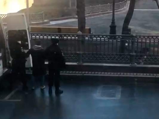 В Москве полиция задержала мужчину, гулявшего с собакой на закрытых Патриарших прудах (ВИДЕО)