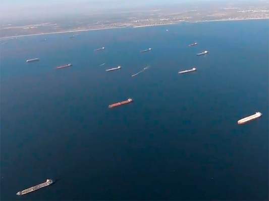 У побережья Южной Калифорнии скопились 24 танкера, полных нефти