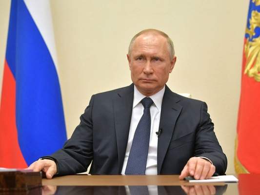 Срок режима самоизоляции в РФ подходит к концу, от Путина ждут продления ограничений и "света в конце тоннеля"