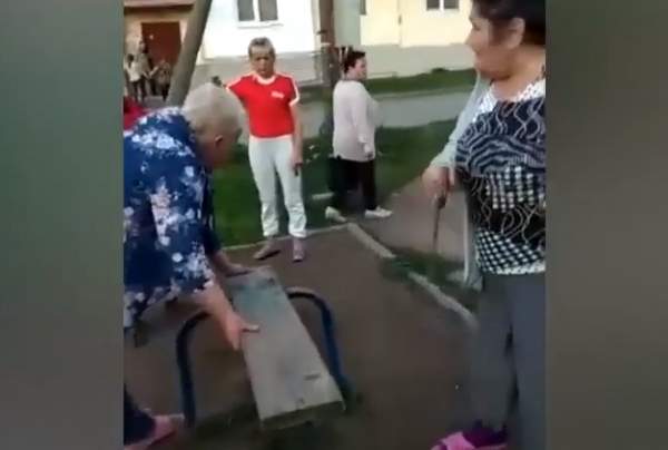Пенсионерки распилили качели на детской площадке