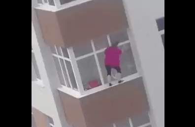 Как не нужно мыть окна на балконе